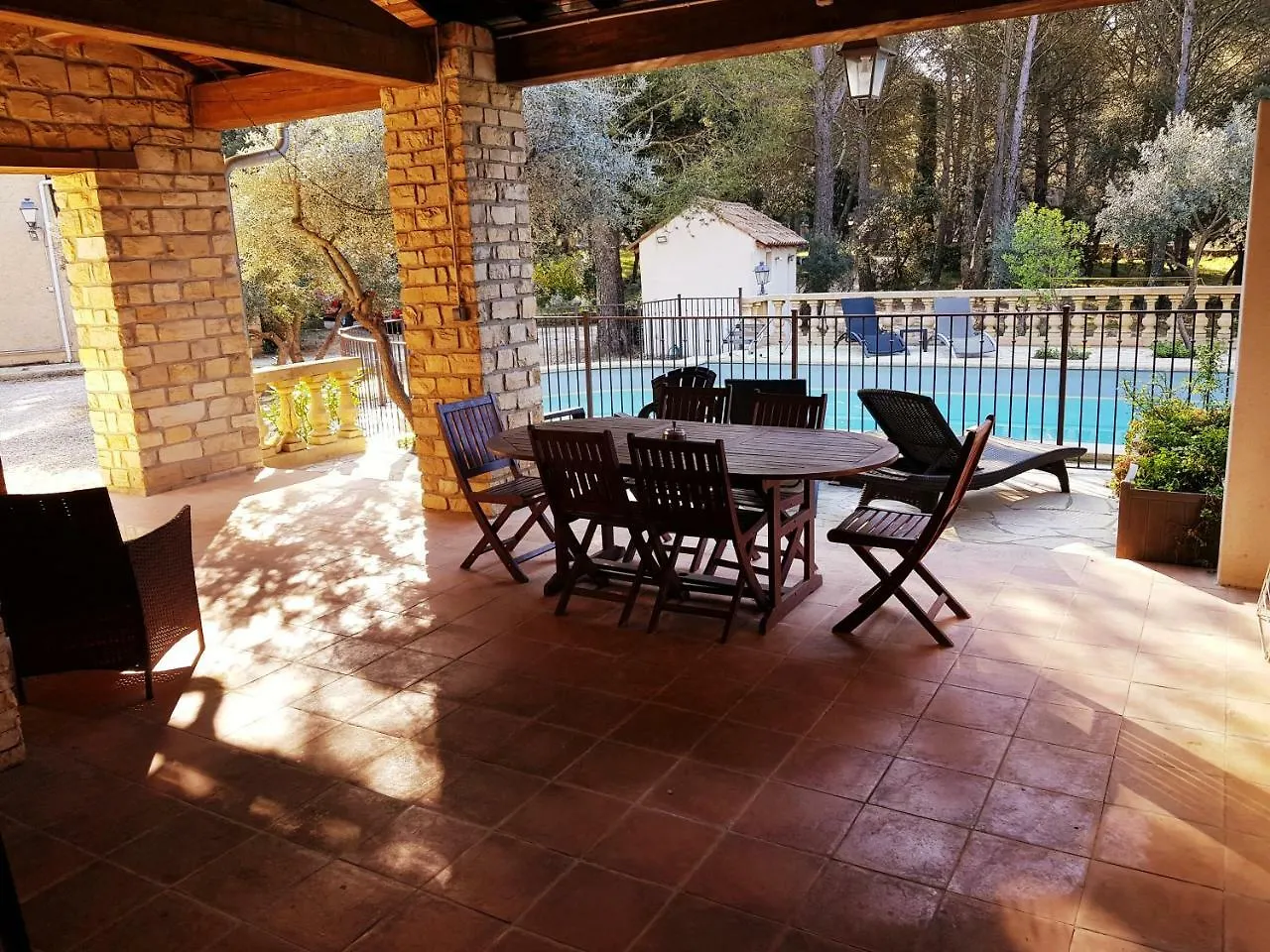 Le Domaine d'Alèzen - Chambres et Maisons de charme Grans Hébergement de vacances