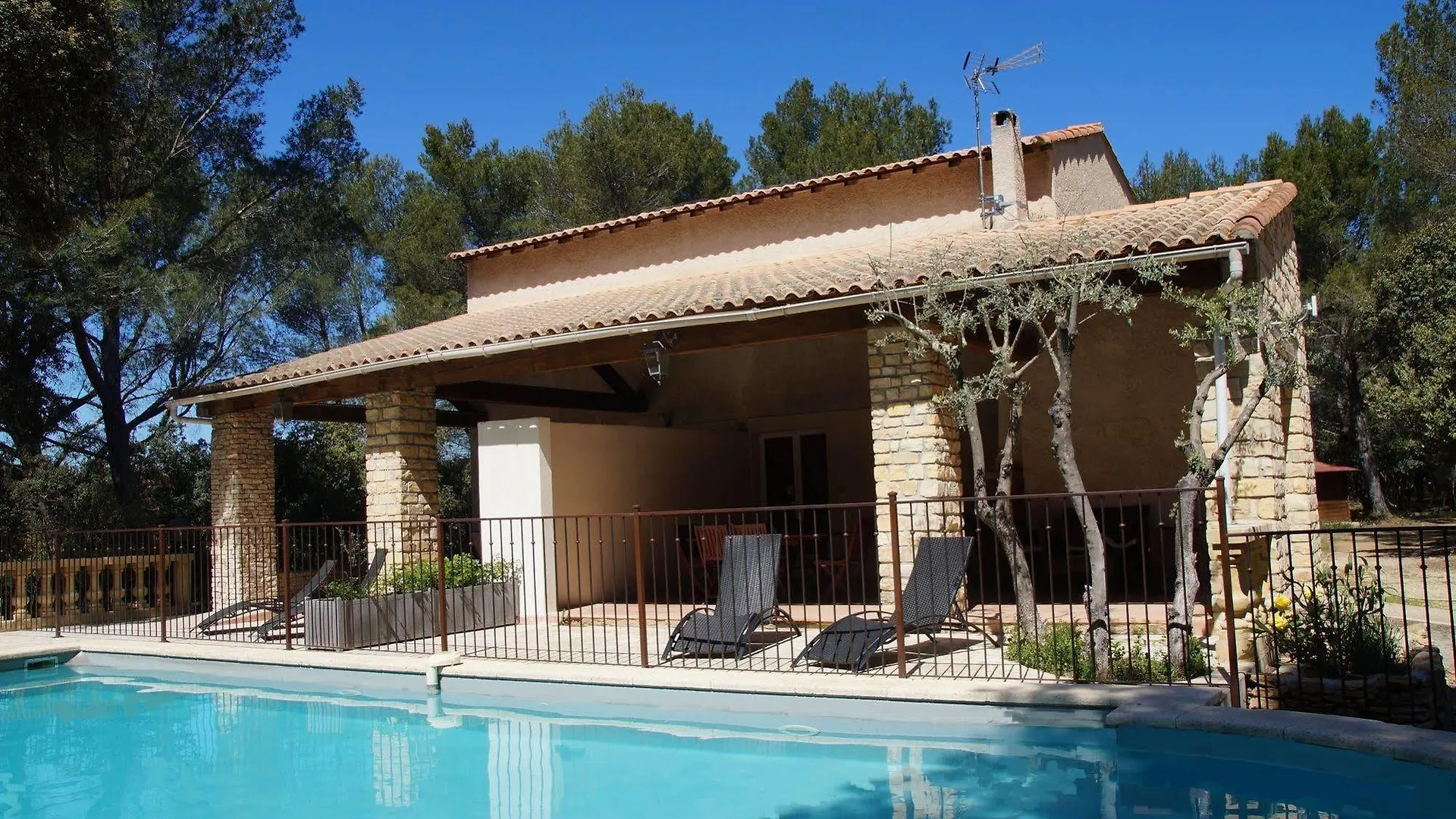 Le Domaine D'Alezen Villa Grans